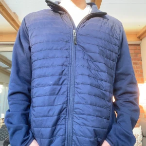 Jacka McKINLEY - En jacka från McKlinley  Skick 8/10  Killen på bilden är 181 cm o väger kg  Storlek M och L  Skriv pm för bilder o frågor 