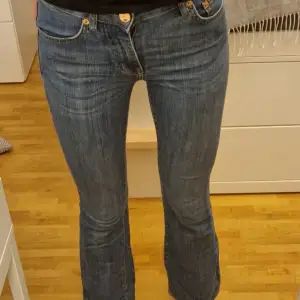 Jätte fina bootcut jeans från lager 157 som tyvärr är för små. Skriv för mer bilder 🤗