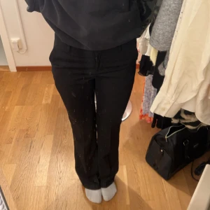 Lågmidjade kostym - Lågmidjade kostym från H&M, aldrig använda bara testade. Det är storlek 38 i dom men de sitter som en 34!