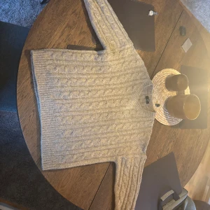 Brun stickat tröja, helt ny! - Beige stickat tröja, helt ny! Jätte fint material med stickat mönster Aldrig använd, helt ny! Cable mönster 