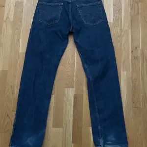 Äkta Levi's 505an inköpta i Austin, Texas. Fick jeansen som present, Aldrig använda.  Strlk: W32 L34 Cond: Nyskick 