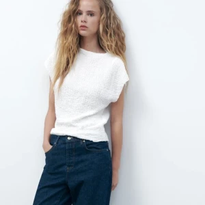 topp med textur  - från zara, knappt använd 💓halvkort i armarna 