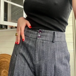 Byxor  - Supersköna byxor, ÄLSKAR!!!!🖤🖤