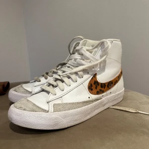 Nike Sneakers  - Jätte fina skor knappt använda, säljer pga att dom tyvärr är för små i storlek💕