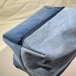 Handgjord necessär av jeanstyg från secondhand jeans🩵 Höjd:13cm bredd:13cm längd:23,5cm