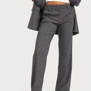 Intressekoll på mina fina gråa kostymbyxor! Köpte när jag var i Stockholm och har därefter aldrig blivit använda! Så helt nyskick
