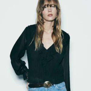 Zara blush - En trendig blus från Zara som är helt slutsåld. Använd en gång men säljer den för att jag aldrig använder den🩷