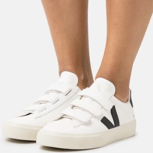 Veja skor - Intressekoll på mina jättesnygga veja skor! Användt skick, nypris 1700!! Hör av dig vid bilder eller andra frågor 😇