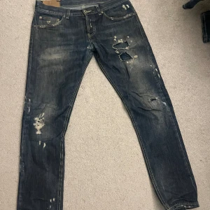 Dondup jeans 32 - Säljer ett par dondup i modellen Mius (liknande passform som George).   Riktigt snygga men har tyvärr fått en del stryk med ett hål i mellangården och andra eftertillkomna slitningar.   Syns inte överdrivet vid användning, men bör sy’s.   Ge bud!  