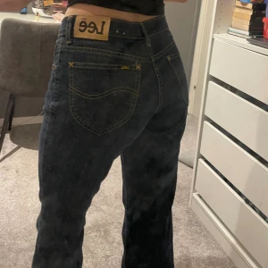 Lee lågmidjade byxor - Fick av en vän men aldrig använda av mig. Bra skick. Byxorna är lågmidjade och är typ ankellängd från Lee. Mörkblå ish färg. Skit snygga bak. Storlek 29 x 31. 