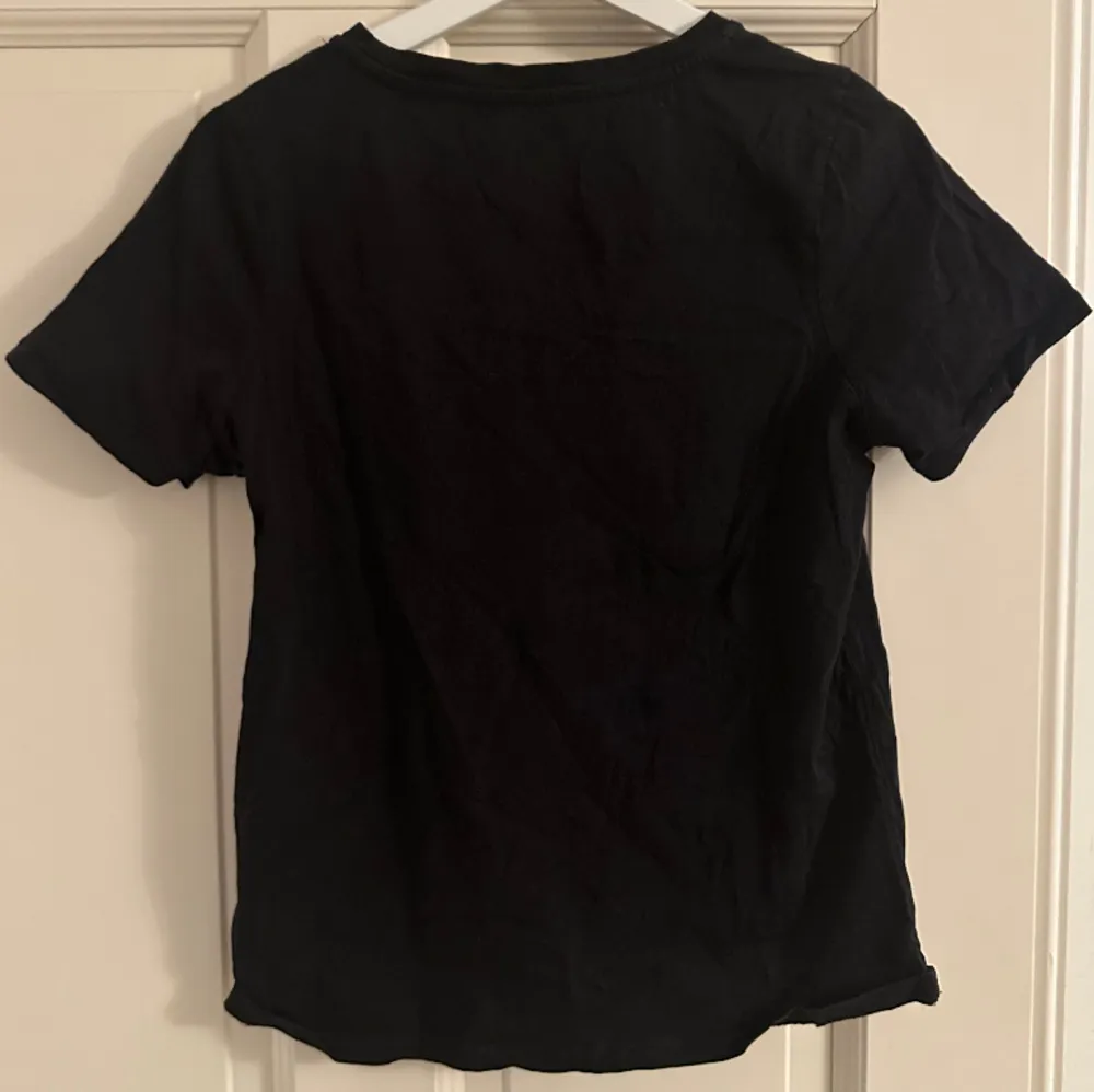 Söt T-shirt med leopardmönstrad tryck från NA-KD 💓 Inga defekter!. T-shirts.