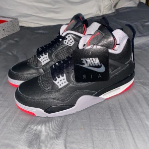 Jordan 4 bred reimagined - Säljer äkta Jordan 4 Bred Reimagined i storlek 42,5. Kommer med låda och de är helt oanvända. Köpta på nike SNKRS appen. 