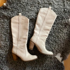 Boots / Stövlar - Super fina boots i äkta läder och en klack på 8 cm. Hör av dig vid intresse eller funderingar💕 