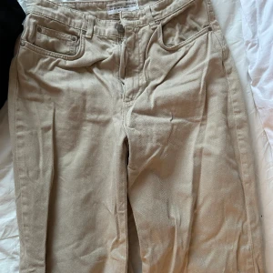 Beiga jeans - Beiga jeans från stradivarius i storlek 38, använda 1 gång.