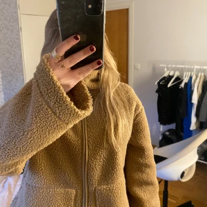 Teddy jacka 🌟🙏🏼💓 - En beige/beun teddy jacka som jag tröttnat på, köpt för en vecka sen så i nyskick !!