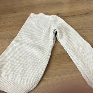 Tröja  - En vit stickad tröja som är i bra skick använd några gånger! 