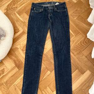 Super snygga jeans från Levi’s. Det är en tight modell, låg midja och mycket stretch. Dem är använda men är i bra skick. W26/L34 ✨🫶🏼  Köparen står för frakt! 📦 