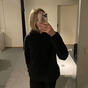 Hoodie - Säljer denna hoodie från Lindex i storlek xs pågrund av att den blivit för kort i armarna. Säljer för 55kr💗