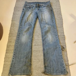 Lågmidjade evisu jeans  - Säljer mina gamla favorit jeans, jätte lågmidjade från evisu. Lite slitna längst ner vid benen men intyget man tänker på när man har de på sig. Midjemått 38cm, innerbenslängd 79cm❤️