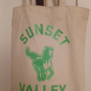 beige tote bag - new without tags, clean with a lot of space