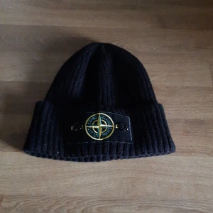 Stone Island mössa  - Lite använd annars nästan helt som ny. Har ingen användning av den mer. Pris går att diskutera