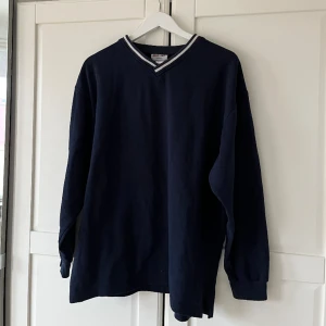 Marinblå sweatshirt vintage  - Använd men gott skick! Älskar den men använder tyvärr inte längre! 