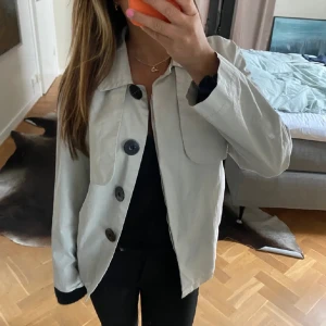 Zara trenchcoat  - Säljer denna otroligt fina trenchcoaten från zara då den inte kommer till användning.❤️knappt använd så väldigt fint skick. Storlek M men passar mer en S. 