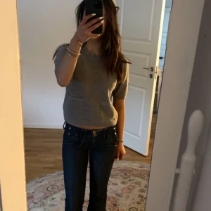 Grå tröja  - Säljer en grå stickad kortärmad tröja från Massimo Dutti i strl xs, super fint skick. Säljer då jag har två