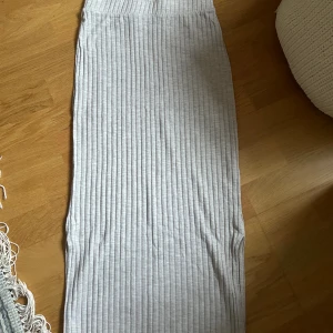 Kjol med slits  - Säljer denna då den inte kommer till användning💕