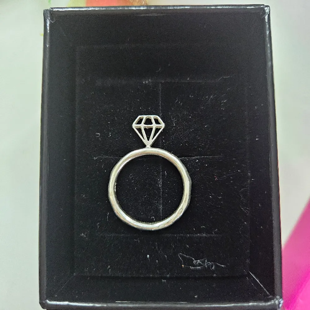 Denna ring från L8Hasselblad har aldrig varit andvänd. Orginal priset är 700kr. Storleken gissar jag på S/M.. Accessoarer.