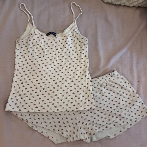 brandy melville pyjamasset - jättesöt set, enda anmärkning är en liten fläck av nagellack på shortsen.