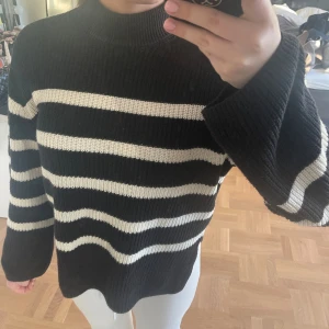 Stickad tröja  - Stickad tröja ifrån Kappahl. Nypris 500kr. Den är använd 2-3 gånger och är i nyskick. 
