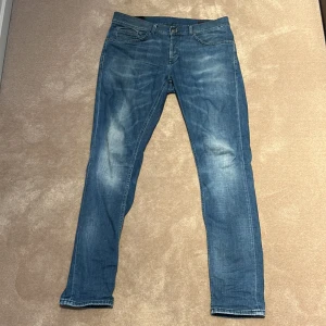 Dondup jeans - Säljer dessa tvär snygga Dondup jeans i storleken 33. Pga för stora och därför knappt använda! Inga defekter, kond 9/10