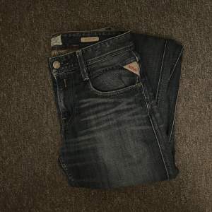 30/34 Säljer dessa skitsnygga Replay Anbass jeans efterosm att de inte kommer till andvändning  