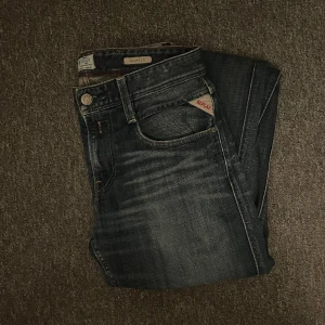 REPLAY JEANS - 30/34 Säljer dessa skitsnygga Replay Anbass jeans efterosm att de inte kommer till andvändning  