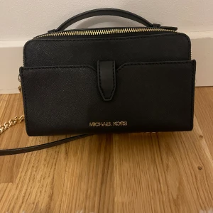 Svart Michael Kors väska - Michael Korse väska med guld detaljer som knappt är använd. Köpt i USA. Kan mötas upp i Stockholm stad / norr om Stockholm.