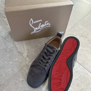 Christian Louboutin - Riktigt snygga och fräscha Christian Louboutin skor. Skick 10/10. Kvitto, dustbag, box finns. Skriv om ni har några frågor eller funderingar!
