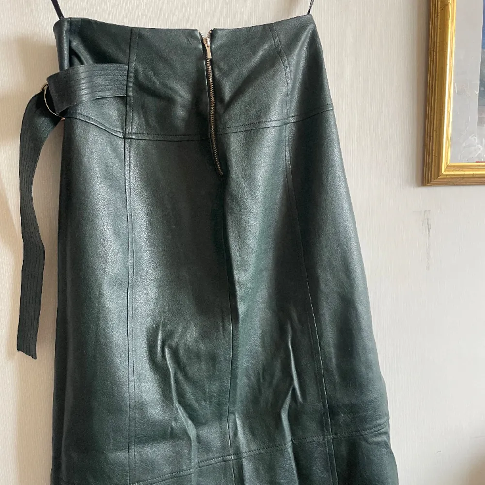 Mörkgrön- Faux leather kjol från Karen Millen. Storlek 36. Dragkedja bak och en liten slit fram. 💚. Kjolar.