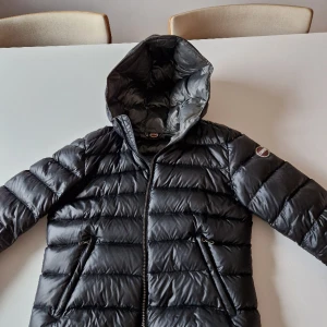Colmar dunjacka strl 38 - Jackan inköpt 2022. Fint skick. Liten reva på armen men lagningen har hållit och syns inte då den sitter på baksidan. Skulle säga att sorleken 38 inte stämmer, snarare XS. Nypris drygt 5500 kr