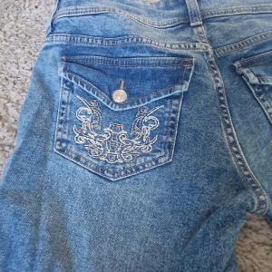 Jeans - Fina lågmidjade jeans från H&M! Säljer pga av att det tyvärr inte kommer till användning🥰🥰 köpare står för frakt! Skrev för flera bilder😍😍