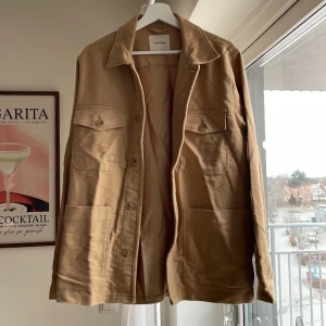 Vårjacka  - Snygg vårjacka eller overshirt från A Day’s March i beigeaktig färg. I mycket fint skick! 