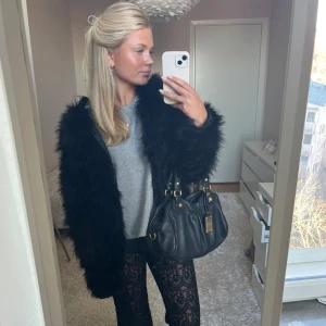 Svart pälsjacka  - Säljer denna svarta pälsjacka. Har du någon fråga är det bara att höra av dig🫶🏻