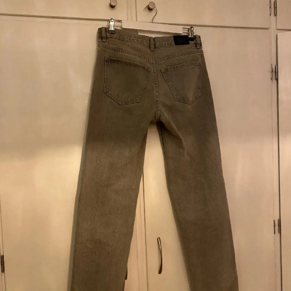 Gina low straight gråa jeans, använt två ggr!. Jeans & Byxor.