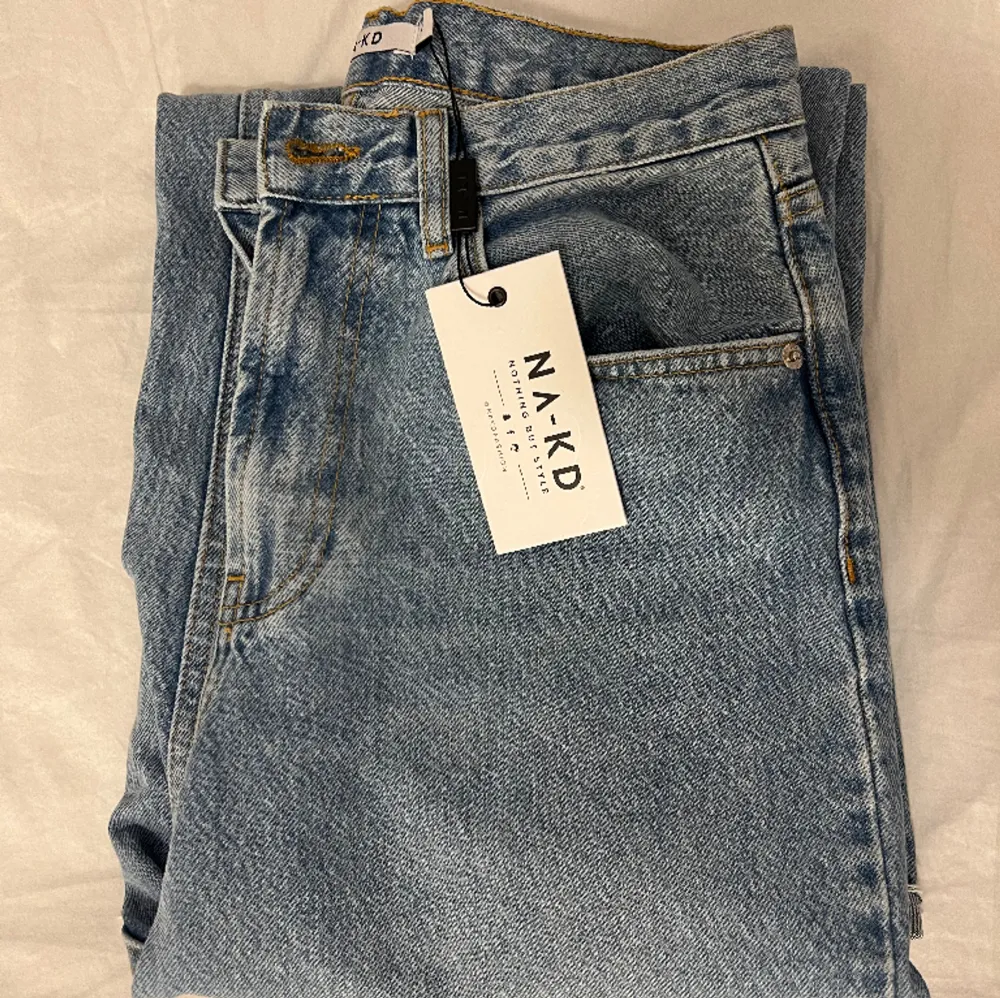 Slutsålda jeans från NA-KD, oanvända med lappar kvar. Ordinarie pris 499kr. Jeans & Byxor.