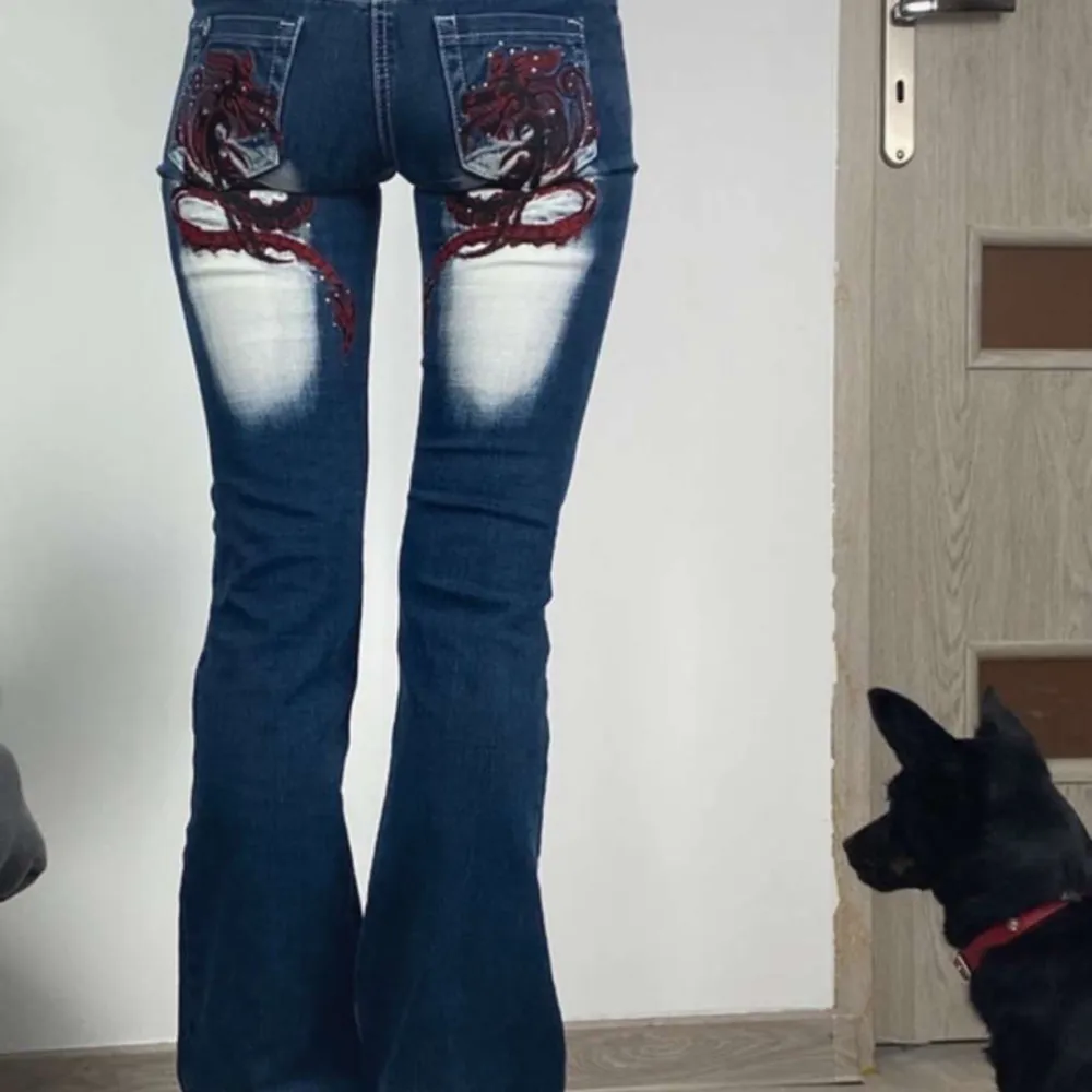 Säljer dessa snygga crazy age jeans som tyvärr är för små. De har ett hål vid knät, men de bara snyggt om man gillar hål, annars inget annat. Några diamanter har lossnat men inget man lägger märke till❤️. Jeans & Byxor.