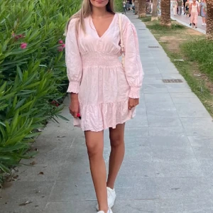 Zara klänning - Säljer min zara klänning då jag har två av dom , men storlekslappen är tyvärr avklippt. Lånad bild💕 Även liten i storleken.