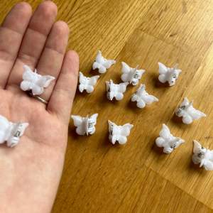 Super söta mini klämmor i form av en vit fjäril! 🤍🦋 2 st för 10 kr 🩵eller 10 st för 40 kr! frakt 18 kronor! 