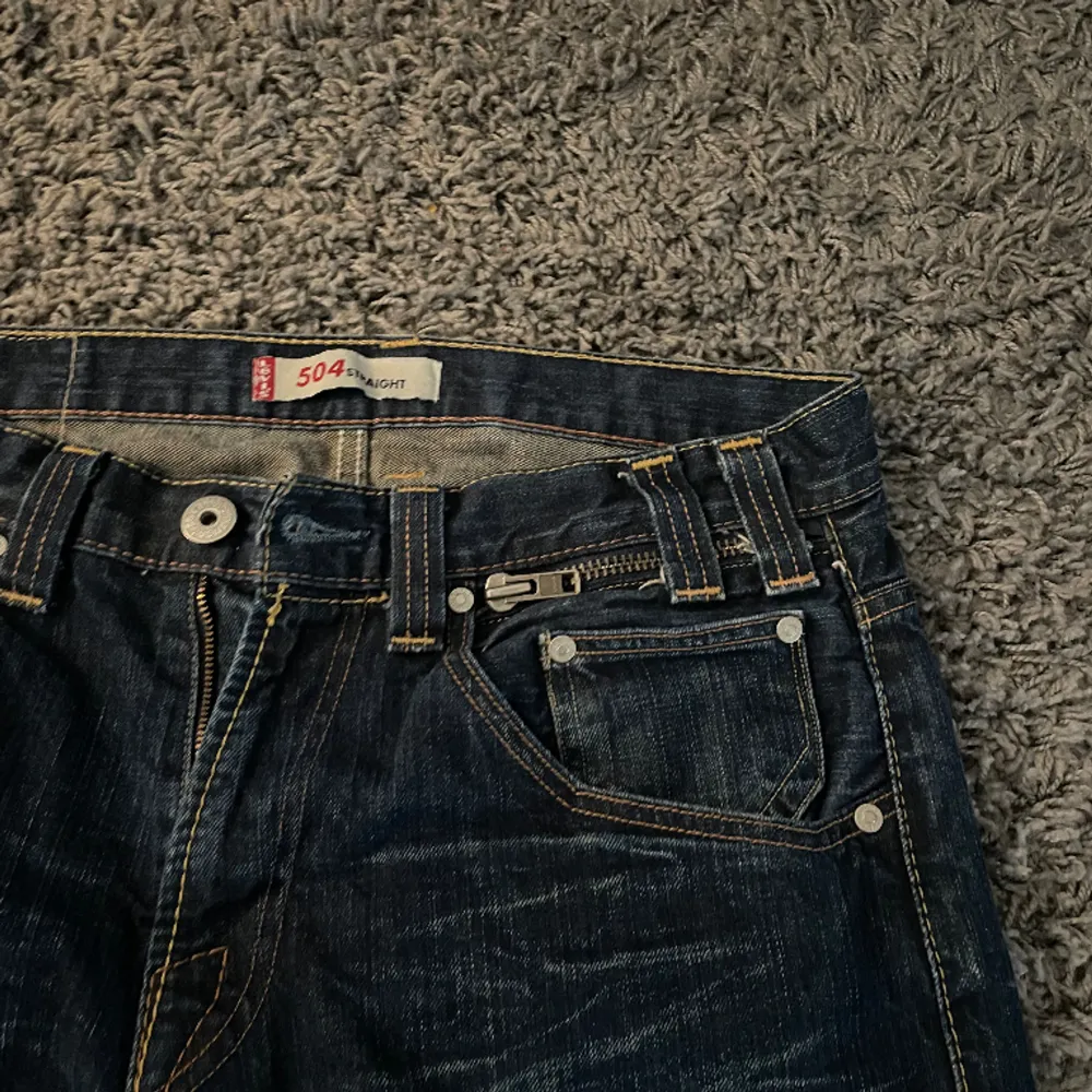 En äldre modell Levis jeans i grymt skick som inte produceras längre, Levis 504 straight fit med mycket unika detaljer. . Jeans & Byxor.