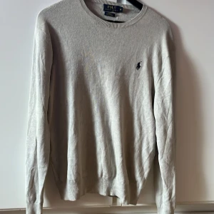 Ralph lauren stickad  - En perfekt vår tröja från ralphlauren, i storlek m🤩 Om du är intresserad eller har några funderingar skriv till mig🤗