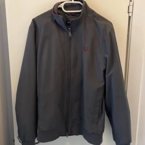Fred Perry jacka - Tja, säljer nu denna fred Perry jackan som ej kommer till användning längre. (Nypris ca 2000kr) Pris kan diskuteras, hör av dig vid frågor :)